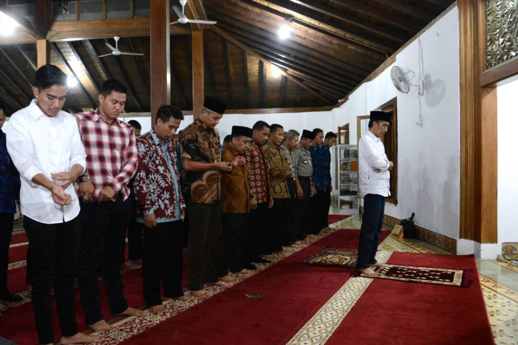 Presiden Jokowi jadi imam salat magrib di Masjid Agung Nur Sulaiman, Banyumas. (Kris/Brio Pers Setpres)