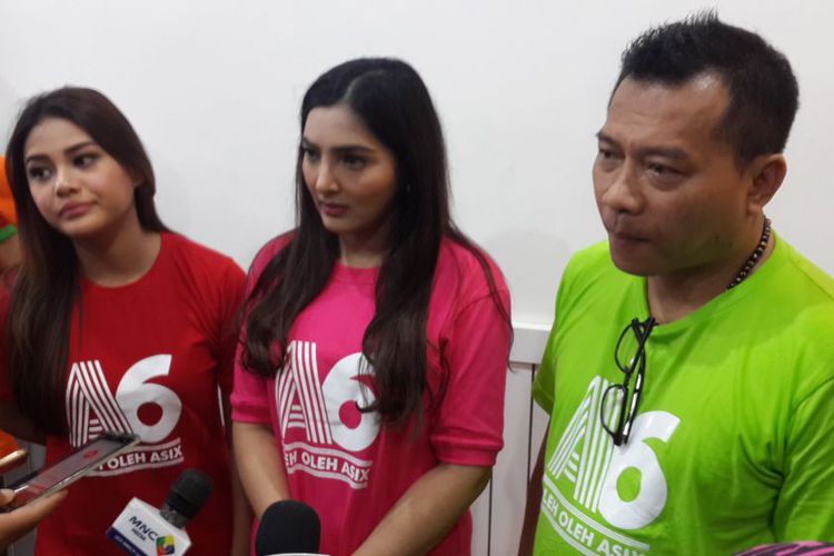 Aurel Buka Bisnis Kue ASix Oleh Oleh di Malang