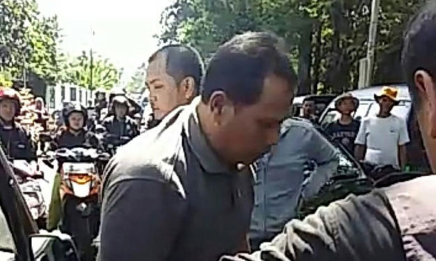 Viral! Pria di Bandung Bogem Perempuan Bermobil Gara-gara Diklakson