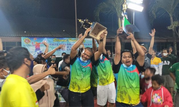 Menang 2 Set Langsung, PB RW09 Juara Kades Cup I Desa Singajaya