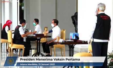Bukan Pejabat, Ini Orang yang Disuntik Vaksin Covid-19 Pertama Kali Bareng Presiden Jokowi