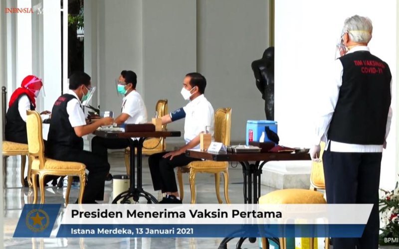 Bukan Pejabat, Ini Orang yang Disuntik Vaksin Covid-19 Pertama Kali Bareng Presiden Jokowi