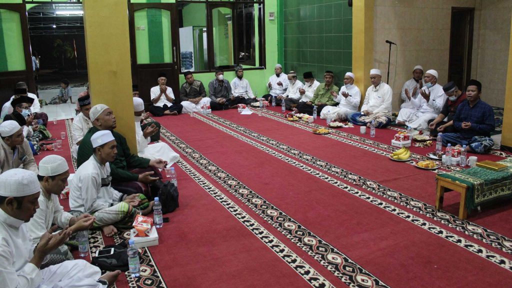 Jamaah sangat antusias menghadiri acara Isra Mi'raj Nabi Muhammad SAW sekaligus malam Nisfu Sya'ban di Masjid Al-Amanah Cluster Bukit Rasamala, Citra Indah City, Jonggol (28/3/2021). (Foto: Ovan Taufik)