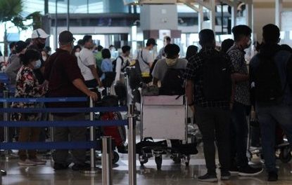 Antrean Panjang di Bandara Soetta Jelang Libur Natal, Banyak Penumpang Terlambat hingga Tiket Hangus